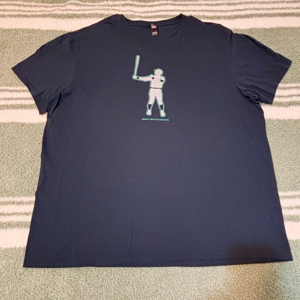 Mariner’s XXL Navy Graphic T-Shirt with Baseball Player Design